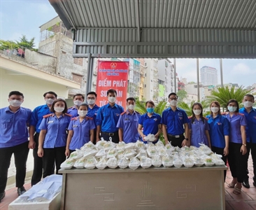 Chi đoàn Viện KSND quận Đống Đa trao tặng suất ăn nghĩa tình tại Bệnh viện...